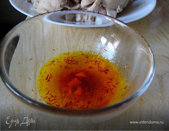 Как только бульон сварится, зальем им шафран, чтобы потом у сациви был красивый цвет и удивительный аромат.