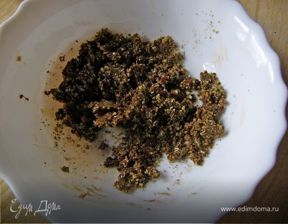 Подготовим специи. Для этого пару ложек измельченной ореховой массы смешаем с хмели-сунели , перцем и аджикой