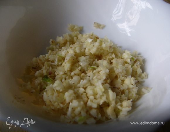 Измельчим чеснок.