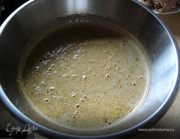 Начнем потихоньку добавлять в ореховую массу бульон до консистенции жидкой сметаны, специи, чеснок, лук и шафран. Поставим на огонь и проварим до закипания, постоянно помешивая, чтобы не пригорело. При необходимости досолим. Вот соус сациви и готов.