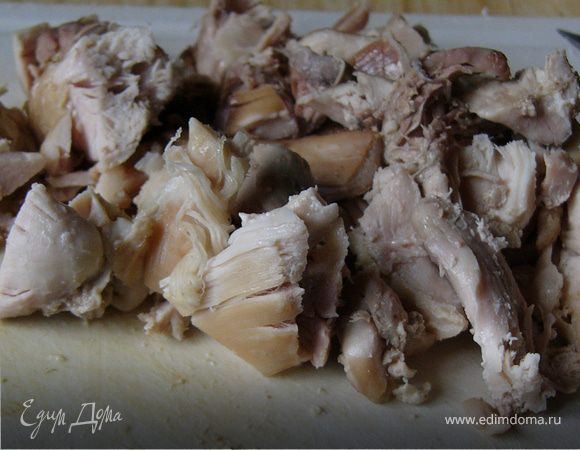 Теперь надо порезать бедрышки на кусочки, не обязательно одного размера, так как в сациви приветствуется, когда кусочки разные.