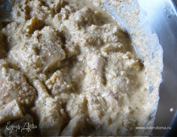 Выложим порезанную курицу в горячий соус, дадим блюду остыть при комнатной температуре, и потом поставим в холодильник часа на четыре, чтобы курица пропиталась ароматом специй. Наслаждайтесь вкусом!