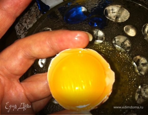 Пока опара поднимается, мы занимаемся остальными продуктами – отделяем желтки от белков, желтки перетираем с сахаром, белки взбиваем с щепоткой соли и сахаром в тугую пену