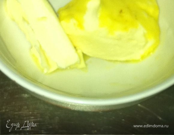 На водяной бане растапливаем маргарин. Промываем тщательно изюм, режем мелко, но не в труху, орехи.