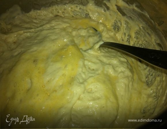 Когда опара поднялась вдвое, начинаем постепенно добавлять следующие ингредиенты. Сначала перетертые с сахаром желтки. Затем оставшуюся муку, растопленный маргарин. В самом конце вмешиваем белки и мускатный орех. Все тщательно и бережно лопаткой вымешиваем снизу вверх. Снова накрываем полотенцем и ждем, когда тесто поднимется вдвое.