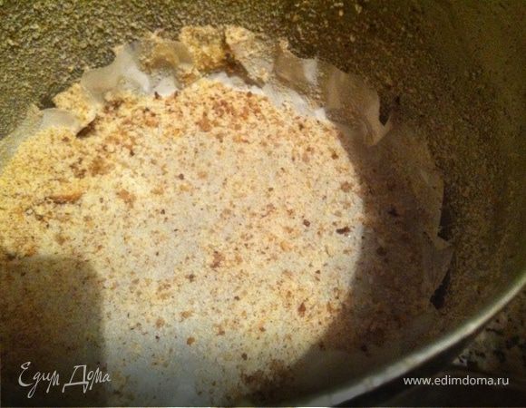 Пришло время раскладывать по формам наше тесто. Добавляем орехи, изюм, цукаты в тесто, тщательно вымешиваем и раскладываем по формам. Мама всегда использует небольшие алюминиевые кастрюльки, я у нее выпросила для этих целей парочку. Вырезаю по размеру кружки из пергамента, укладываю на дно кастрюльки, смазываю стенки и пергамент маслом, посыпаю сухарями, чтобы не прилипло тесто и можно выло без труда извлечь кулич. Заполняю форму на ½, накрываю полотенцем, ставлю снова в тепло и жду. Главное, как выяснилось, не передержать! Иначе может опасть тесто! Когда тесто поднялось вдвое – отправляем все в духовку, разогретую до 100 градусов. Минут через 10-15 прибавляем до 180 градусов и печем до готовности. Дверцу духовки не открываем первые 15-20 минут минимум!