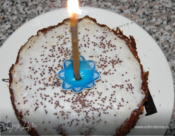 В самом конце я украсила кулич взбитым белком и другой миндальными лепестками. Тут нет предела для фантазии! После того, как кулич испекся, даем ему остыть, аккуратно острым ножиком проходим по краям и вынимаем нашего красавца! Готово! Хранить куличи я буду в целофановом пакете в холодильнике. уверена, что за несколько дней они не утратят свои вкусовые качества! Всех с наступающим праздником!