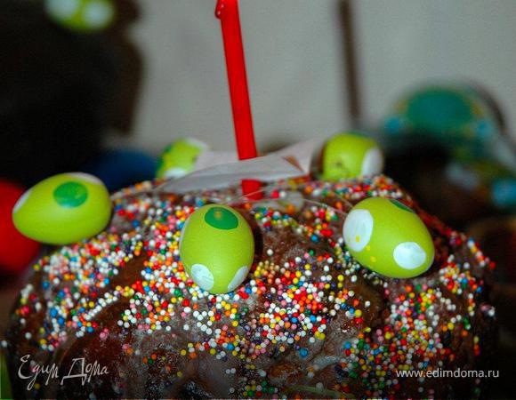 Украсить куличи можно всевозможной глазурью. Мне нравится шоколадная.
Для этого нам понадобится (25 гр сливочного масла,15 гр какао,175 гр сахарной пудры,2 ст л молока,щепотка молотой корицы )

Растопить масло в кастрюле. Добавить какао и готовить, помешивая, около 30 сек. Снять кастрюлю с огня и постепенно добавить сахарную пудру (можно не просеивать) и молоко, помешивая. Добавить корицу и вернуть кастрюлю на огонь на 1 мин, постоянно помешивая, пока глазурь не станет блестящей и однородной. Быстро распределить помадку по куличу, пока она еще теплая.