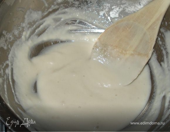 Разогреваем духовку до 200C.Формы для суфле смазываем сливочным маслом,присыпаем сахаром. Затем отделяем желтки от белков.Марципан крошим на небольшие кусочки и растираем вместе с 1 белком до однородной массы.