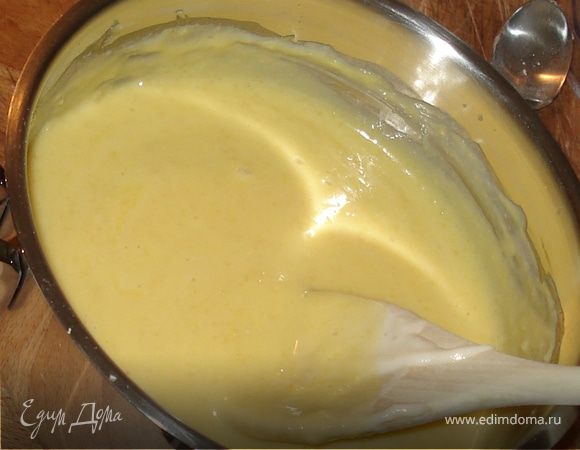 Растапливаем масло в кастрюле,вмешиваем муку,добавляем молоко.Готовим,постоянно помешивая,пока не образуется густая масса.Снимаем кастрюлю с огня,вмешиваем желтки один за другим.Хорошо все перемешиваем, добавляем молотый миндаль,марципан с белком и ликер.Перемешиваем и оставляем немного остыть.
