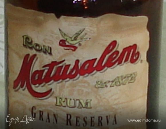 Приготовление миндального ликера:
У меня ликера не было,поэтому пришлось сделать его самой.Конечно, получился не аутентичный ликер,но близкий к оригиналу.Итак, я смешала 2 ст. л рома и 0.25 мл миндальной аромы.