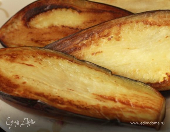 Порежем баклажаны на пополам и обжарим с внутренне стороны