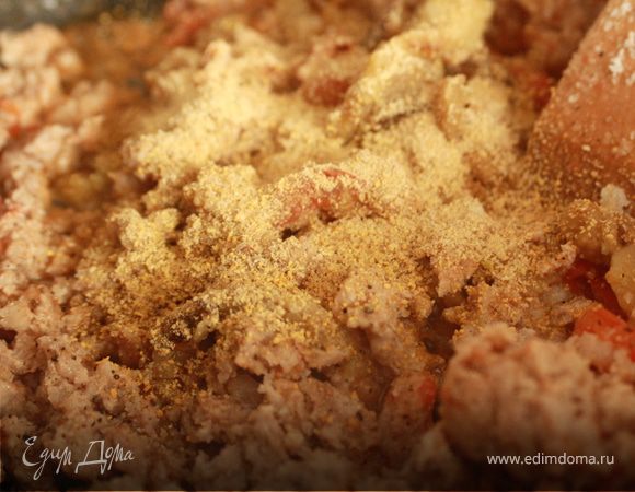обжарим на оливковом масле Borges, лук до золотистого цвета, добавим фарш, помидоры мелко нарезанные и сердцевин баклажан.добавим специи соль перец