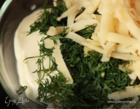 подготовим соус. смешаем сыр зелень и майонез.