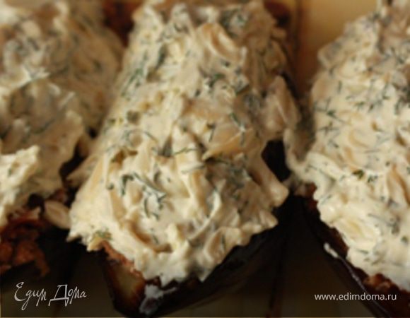 начиняем "лодочки" фаршем, сверху покрываем "соусом". укладываем в жаропрочную форму. в духовку  200град. на 30 минут.