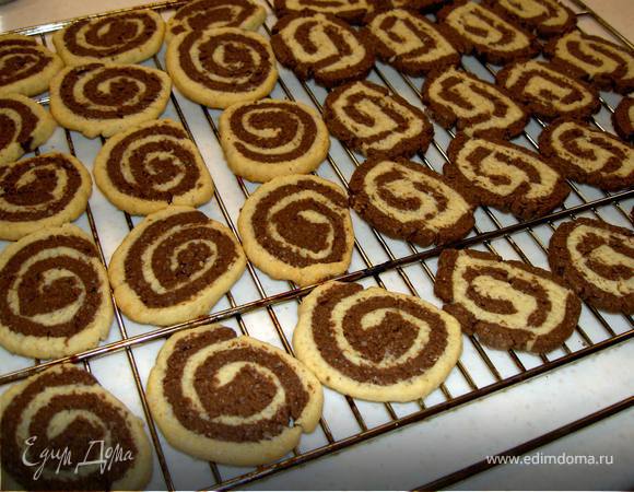 Оба шара по отдельности раскатаем в прямоугольники размером 20х25см. Разделим каждый пополам. Положим темный пласт, на него белый и скатаем, начиная с широкой стороны. Оставшиеся пласты сложим наоборот: снизу белый, сверху темный и тоже скатаем(тут Уля разошлась и начала в тесто пальчиками тыкать, так что я со скоростью света все сделал, а то что не сфоткал понял гораздо позже:). Завернем колбаски в пленку и снова в холодильник на 1 час.