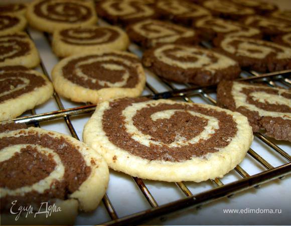 Нарежем рулеты ломтиками толщиной 0,5 см и выложим на застеленый бумагой противень. Выпекаем в 12-13 минут в духовке разогретой до 180С. Выложим на решетку и дождемся пока остынут. Должно получится около 45-50 шт.; если получится, то храните в банках с плотными крышками:))