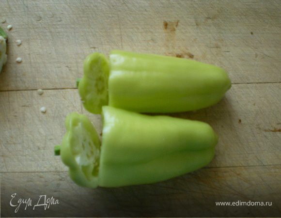 Отрезать но, не до конца "шляпку" перца так,чтобы получилась закрывающаяся крышечка.
Внутренности вычистить ножом.