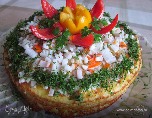 Трем кабачок на крупной тёрке, солим, добавляем кукурузную муку и чуть-чуть пшеничной, перемешиваем. Потом вводим по одному 2 яйца. Жарим как обычные блины.
Для начинки: жаренный репчатый лук+крабовые палочки+майонез.
Украшаем укропом, крабовыми палочками, помидорами и петрушкой.
