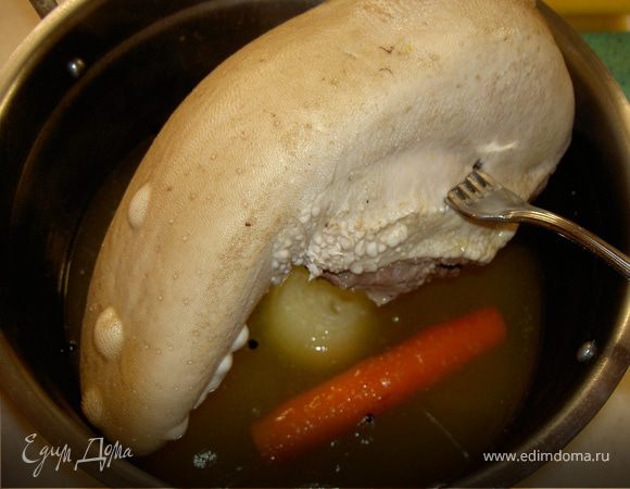 Отвариваем язык до готовности.