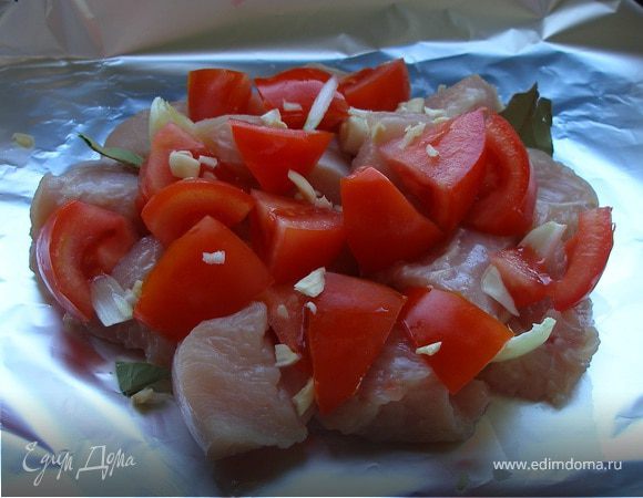 Нарезать помидоры (кому нравится, предварительно снять кожуру) и чеснок. Добавить к индейке.
