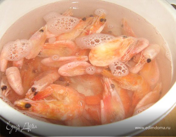 Креветки залить кипятком,оставить на пару минут,воду слить,креветки очистить.