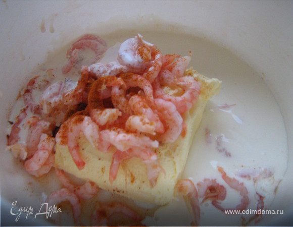 В чашку положить очищенные креветки,200г.размягчённого сливочного масла(50г.масла оставить),чеснок,сливки,паприку,перец и соль