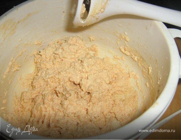 Всё взбить с помощью блендера до кремообразного состояния.
