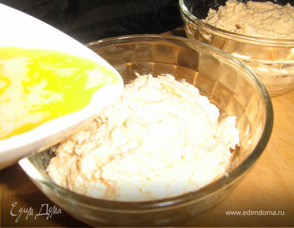 Оставшиеся 50г.сливочного масла растопить на маленьком огне,снять с огня и аккуратно перелить масло в небольшую ёмкость.Паштет разложить по креманкам или формочка.Снятое растопленное масло разлить по формочкам с паштетом,убрать в холодильник минимум на 3 часа.