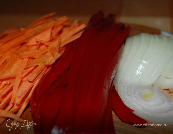 Нарезать лук полукольцами,болгарский перец и морковь соломкой.Чили колечками.