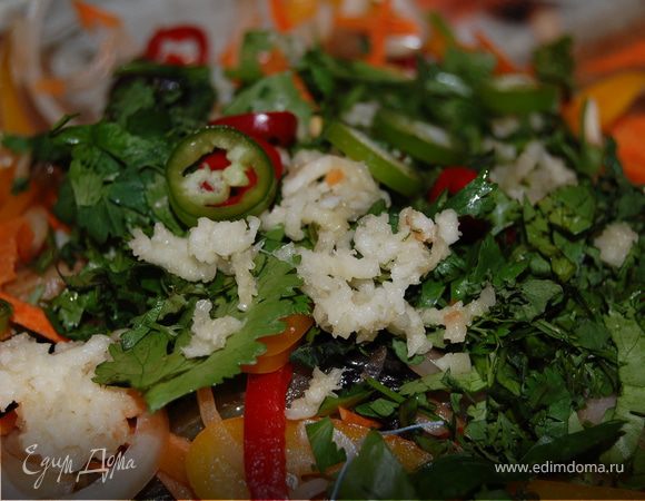 Добавить к обжаренным баклажанам, 
перемешать,добавить чеснок 
пропущенный через 
пресс,рубленную зелень 
приправить специями(если 
нужно солью)перец 
свежемолотый,щепотка 
сахара),влить пару ложек уксуса 
и ст.л соевого соуса.(факультативно)
