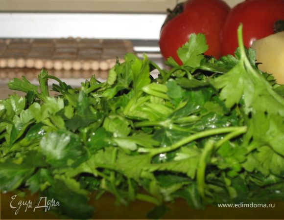 Порубим зелень, она понадобится нам для пересыпки каждого слоя овощей