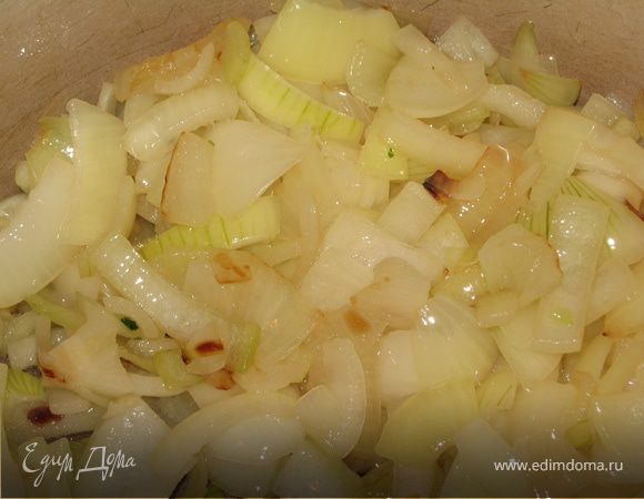 В кастрюле с толстым дном разогреть масло и обжарить лук