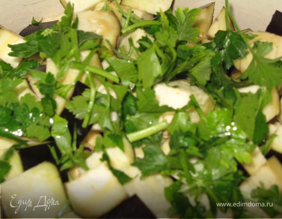 Затем баклажаны и снова зелень