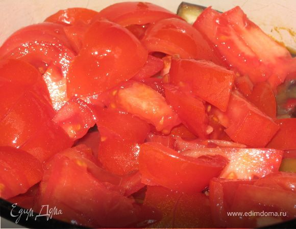 Поднимаем крушку и добавляем нарезанные томаты (по желанию можно очистить от кожуры), сок лимона, 1 чайную ложечку сахара и оставляем потомиться еще минут 5 - 7.