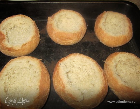 Из булочек вынять срединку, сделать "лодочки".