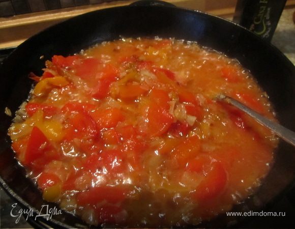 Лук поджарить. Добавить перец и томатный сок, все хорошо протушить минут 5-10.