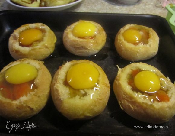В каждую булочку положить ложку томатной смеси и вбить яйцо.
Поставить в разогретую духовку, в режиме гриль, на 5-10 минут(я ставила на 10 что яйца хорошо зажарились)