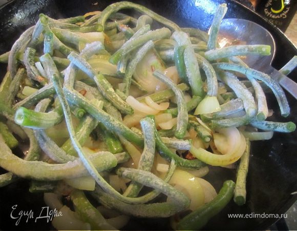 Лук поджарить. Добавить спаржевую фасоль(я добавляля мороженную). Оставить на 5 минут под крышкой.