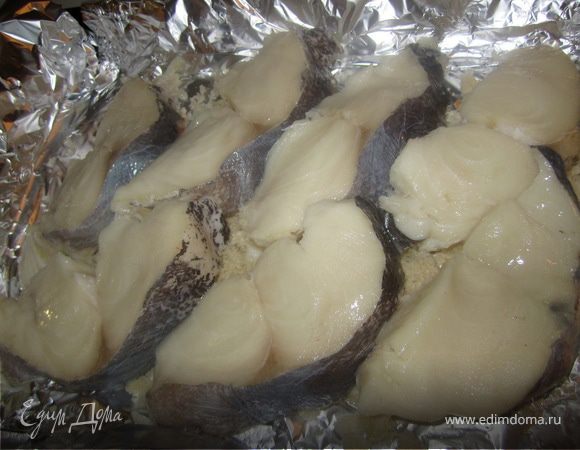 Рыбу порезать кусочками.
Форму застелить фольгой.
На дно положить сухарики,сверху рыбу.
