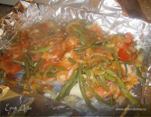 На рыбу выложить тушеную спаржу.
Все запечатать в конвертик.
Отправить в духовку на 10-15 минут.