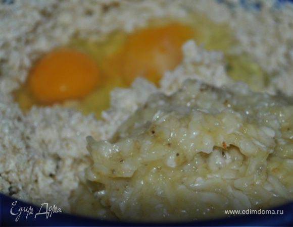 В масло добавить бананы, яйца