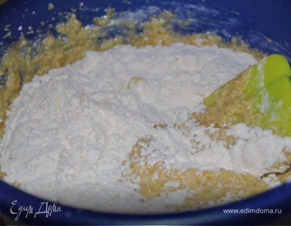 Муку смешать с разрыхлителем, солью и ванильным сахаром. Смешать с подготовленной массой.