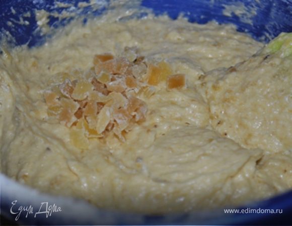 Цукаты мелко порезать. Добавить в тесто и перемешать