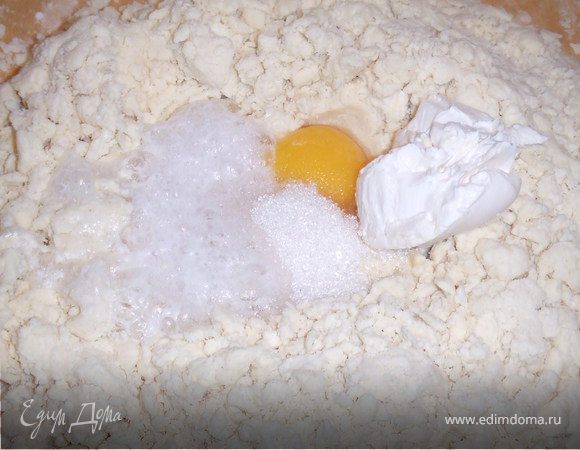 Затем, добавляем яйца, сметану, растительное масло и соду. 