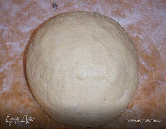 И начинаем вымешывать тесто, постепенно добавляем муку. Тесто должно быть, как мягкий пластилин.