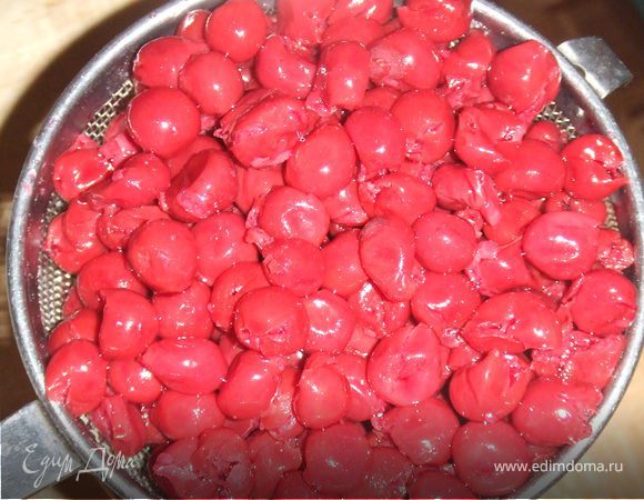 Приготовим вишню. Сок сцедить.