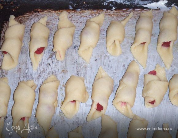 Берем треугольник и кладем 1-2 вишни, и закручиваем в трубочку. Противень мазать маслом, и выложить трубочки. Разогреть духовку до 180 г., и выпекать до золотистой корочки.