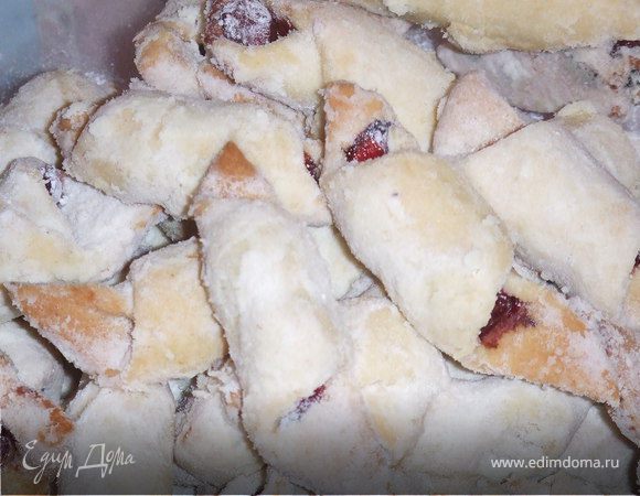 Затем, каждую трубочку обвалять с сахарной пудре.