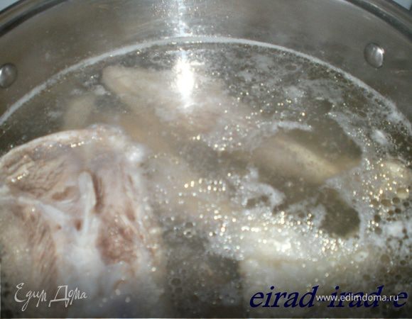 Переложить голяшки в казан,залить 4 л холодной воды.

Варить 1 час,после добавить 2ст.л соли,варить еще 2 часа.(мясо должна отойти от костей и приготовится почти как тушенка).Во время варки бульон в казане уменьшится в два раза.
